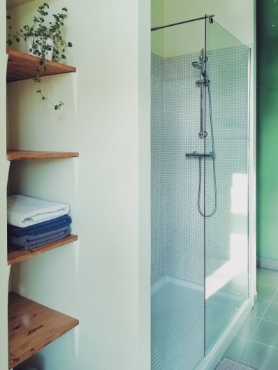 Location de vacances - Mas à Uchaux - Salle de bain privative d'une des chambres confort