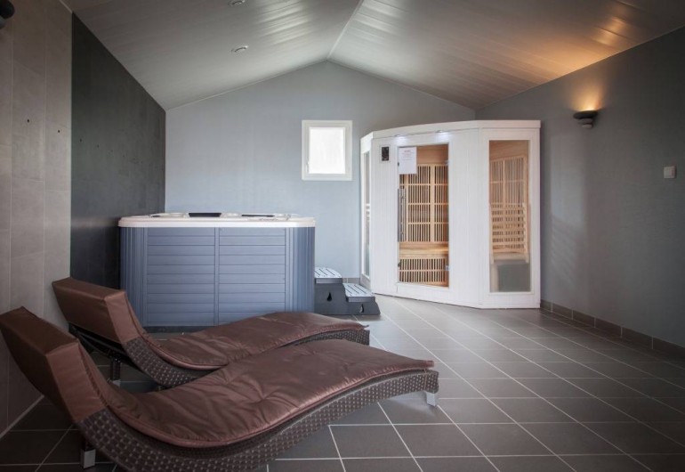 Location de vacances - Bungalow - Mobilhome à Landevieille - Salle de bien-être avec sauna et jacuzzi