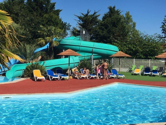 Location de vacances - Bungalow - Mobilhome à Landevieille - Les 2 piscines extérieurs chauffées et 3 pistes de toboggans
