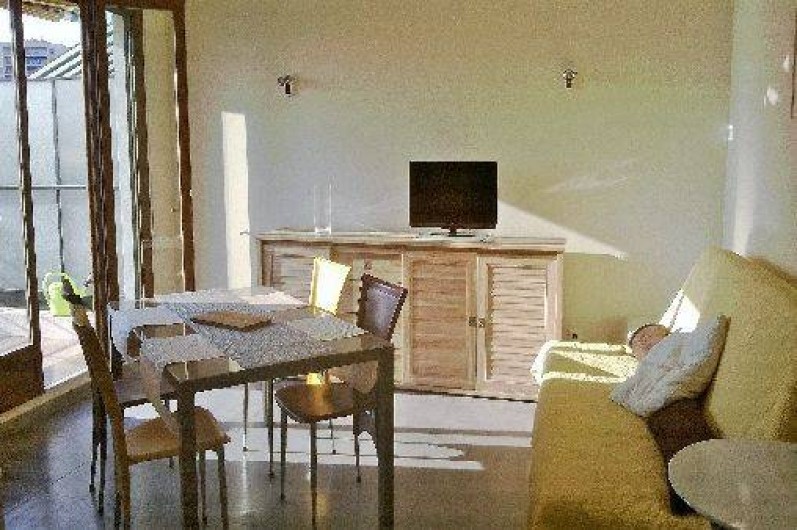 Location de vacances - Appartement à Nice - séjour avec wifi, climatisation, canapé-lit pour 2 (bon couchage)