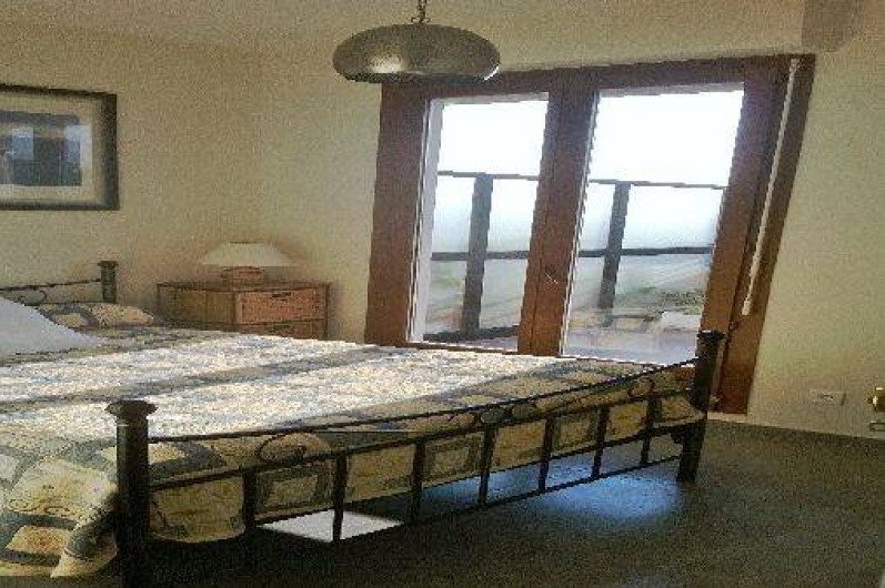 Location de vacances - Appartement à Nice - chambre donnant sur terrasse.lit pour 2 en 140