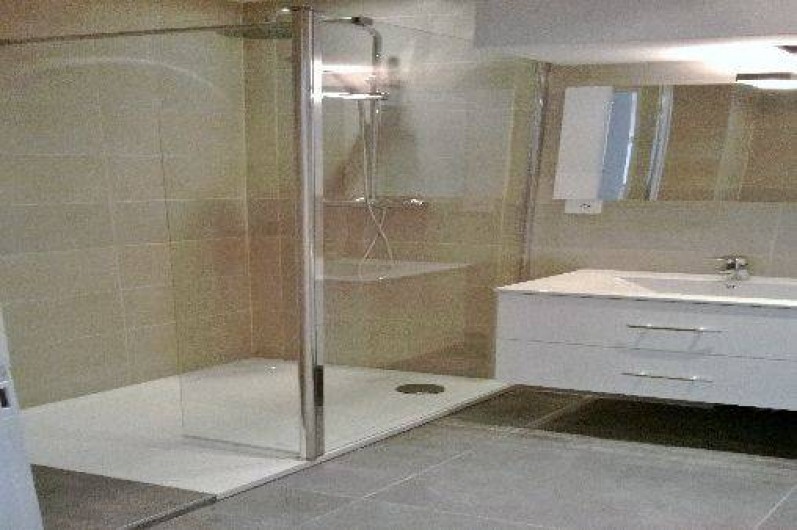 Location de vacances - Appartement à Nice - salle de bains:douche, lave linge