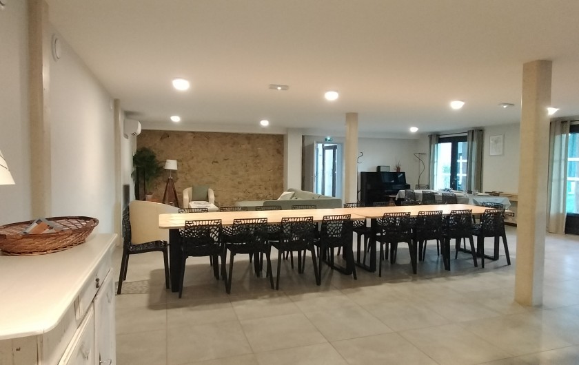 Location de vacances - Gîte à Maubec - Grande salle Gite les Granges avec cuisine ouverte et coin salon