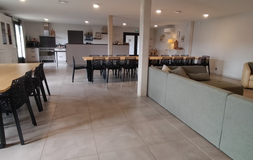 Location de vacances - Gîte à Maubec - Grande salle Gite les Granges avec cuisine ouverte et coin salon