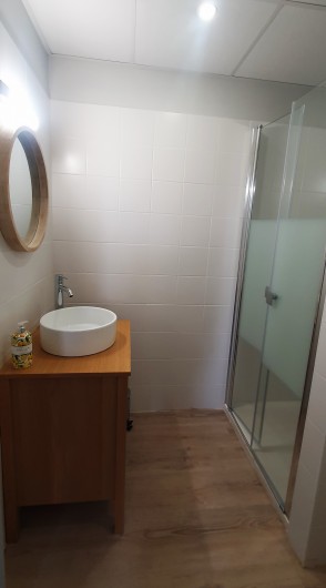 Location de vacances - Gîte à Maubec - une des 9 salles de bain Gîte les Granges