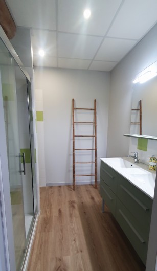 Location de vacances - Gîte à Maubec - 1 des 9 salles de bain du Gîte les Granges