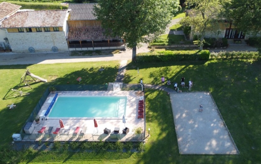 Location de vacances - Gîte à Maubec - Piscine et aire de jeux extérieure