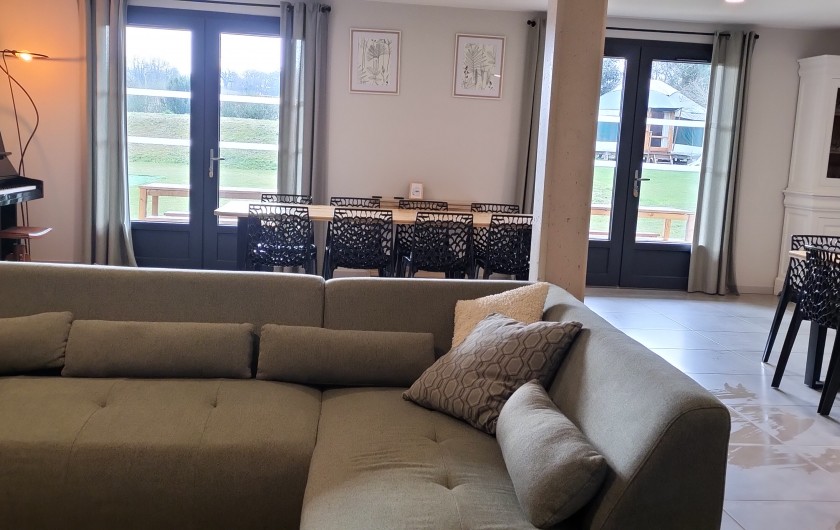 Location de vacances - Gîte à Maubec - Piscine et aire de jeux extérieure