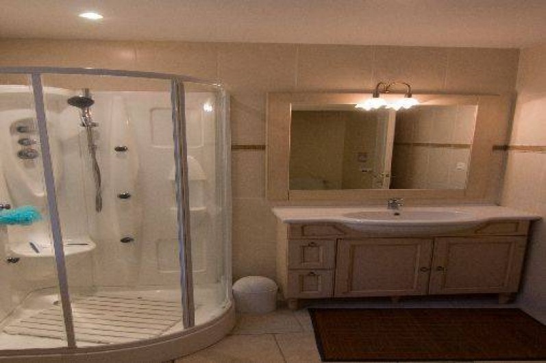 Location de vacances - Gîte à Montfaucon-Montigné - salle de bain avec WC indépendant RDC