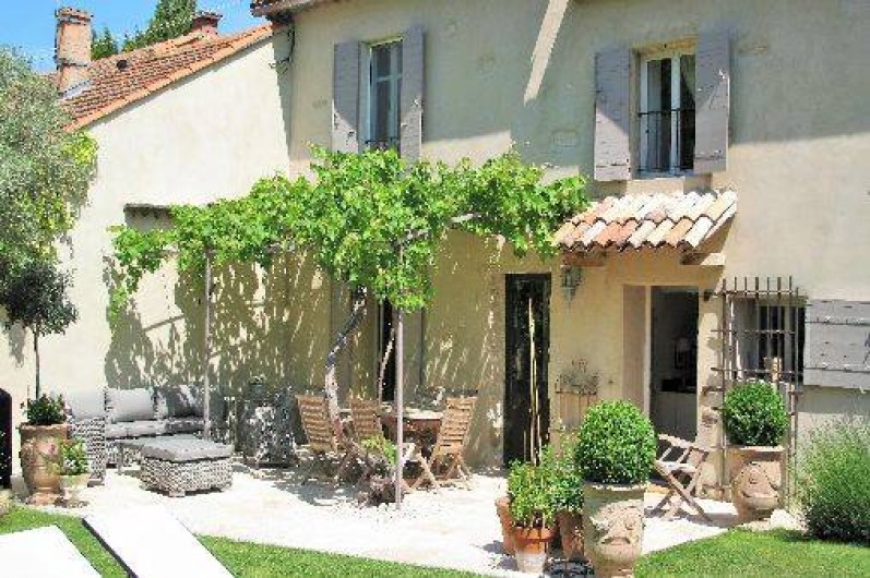 Location de vacances - Chambre d'hôtes à Loriol-du-Comtat - Vue sur la terrasse et le salon sous la vigne