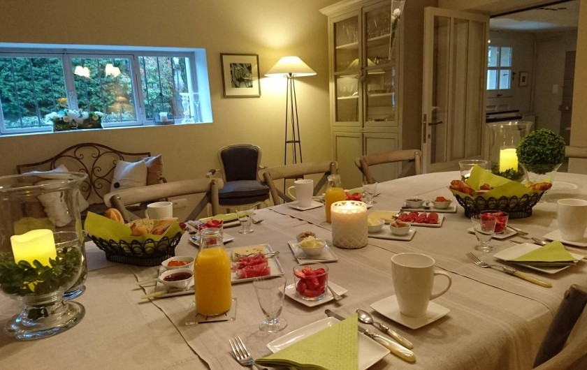 Location de vacances - Chambre d'hôtes à Loriol-du-Comtat - Le petit déjeuner servi dans le salon ou sur la terrasse sous la vigne en été