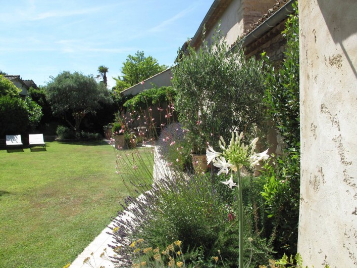 Location de vacances - Chambre d'hôtes à Loriol-du-Comtat - La façade fleurie, lavande, agapanthe, ....