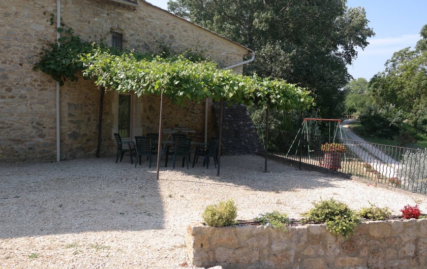 Location de vacances - Gîte à Saint-Paulet-de-Caisson - la terrasse ombragée