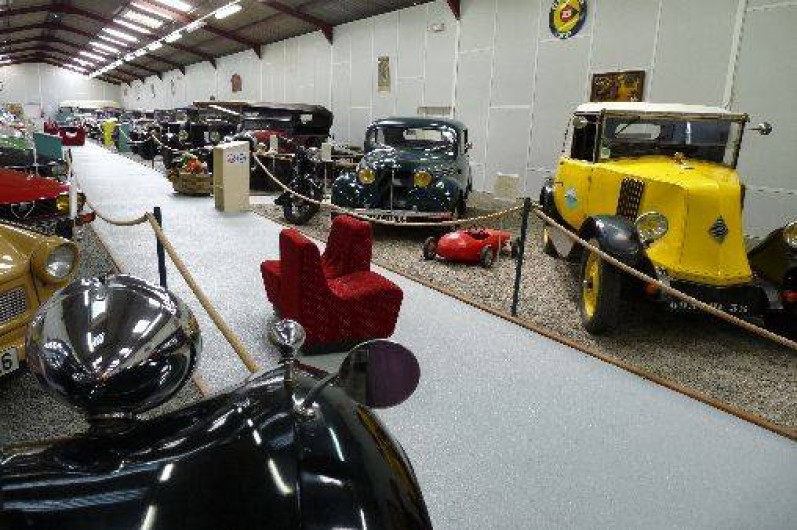 Location de vacances - Camping à Bellenaves - Musée automobile sur place à 2 km du camping, ouvert d'avril à fin septembre.