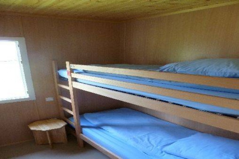 Location de vacances - Camping à Bellenaves - Chambre avec lits superposés