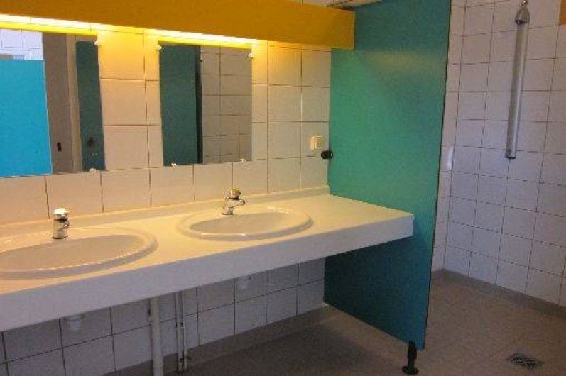 Location de vacances - Camping à Bellenaves - Sanitaires du camping (ouvert de mai à début novembre)