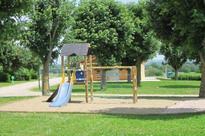 Location de vacances - Camping à Bellenaves - Aire de jeux pour tous