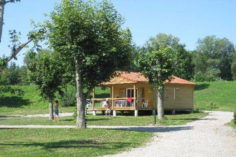 Location de vacances - Camping à Bellenaves - Chalet au pied de l'étang de 2 hectares.