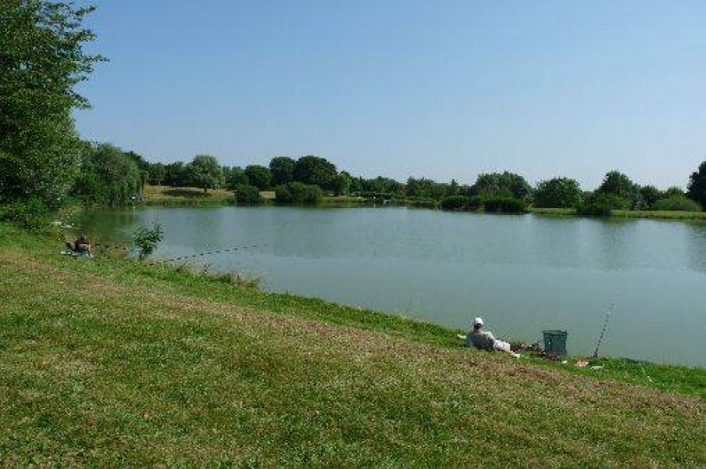 Location de vacances - Camping à Bellenaves - Etang de pêche sur place