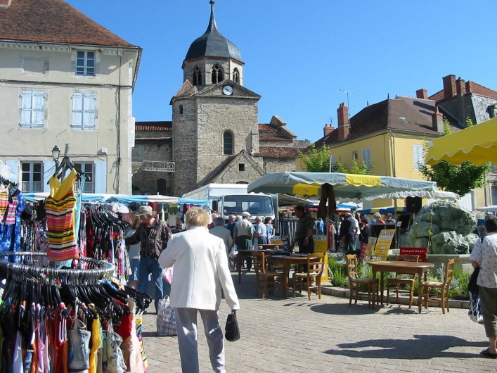 Location de vacances - Camping à Bellenaves - Marché hebdomadaire du mercredi