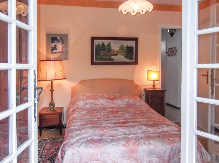 Location de vacances - Maison - Villa à Montcuq - Chambre double avec porte-fenêtre