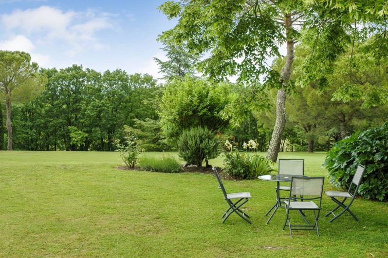 Location de vacances - Maison - Villa à Montcuq - Grand jardin avec mobilier de jardin