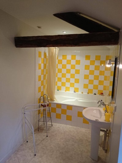 Location de vacances - Gîte à Champs-Romain - Salle de bain à l'étage