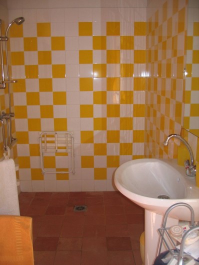 Location de vacances - Gîte à Champs-Romain - Salle de bain rez de chaussée, aménagée handicapés