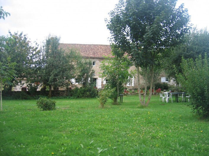 Location de vacances - Gîte à Champs-Romain - Jardin