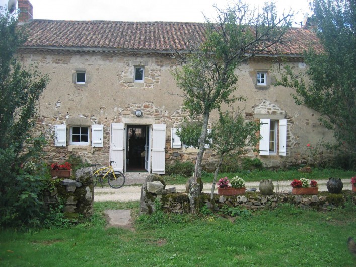 Location de vacances - Gîte à Champs-Romain - Façade vue du jardin
