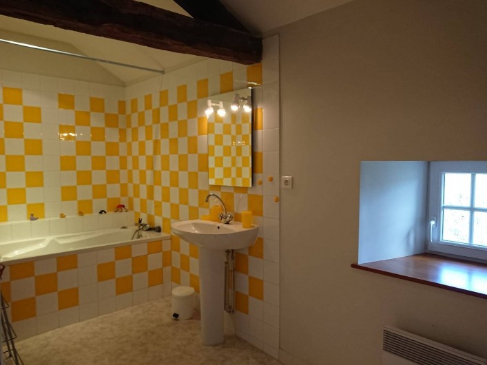 Location de vacances - Gîte à Champs-Romain - Salle de bain à l' étage