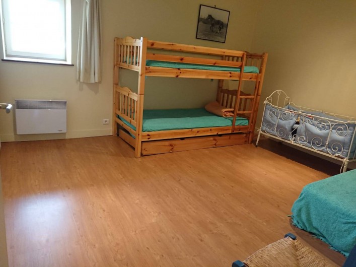 Location de vacances - Gîte à Champs-Romain - Chambre 3 personnes à l'étage