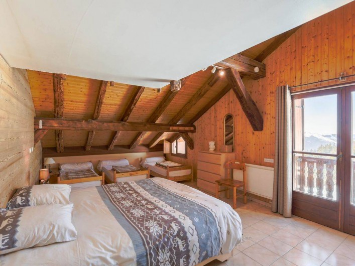 Location de vacances - Chalet à Taninges - Chambre avec vue sur la piste de ski