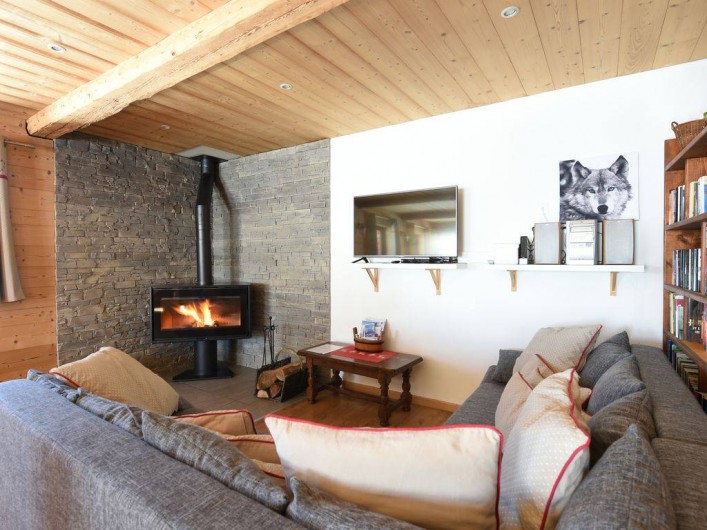 Location de vacances - Chalet à Taninges - Salon avec poêle à bois