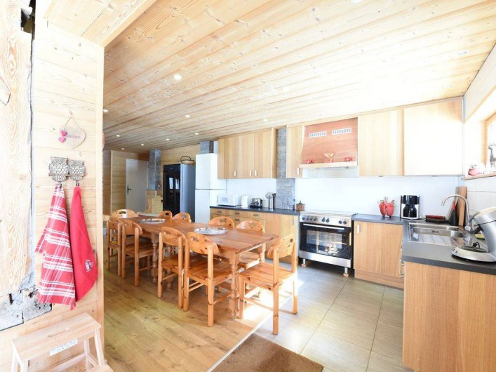 Location de vacances - Chalet à Taninges - Cuisine ouverte sur séjour entièrement équipée