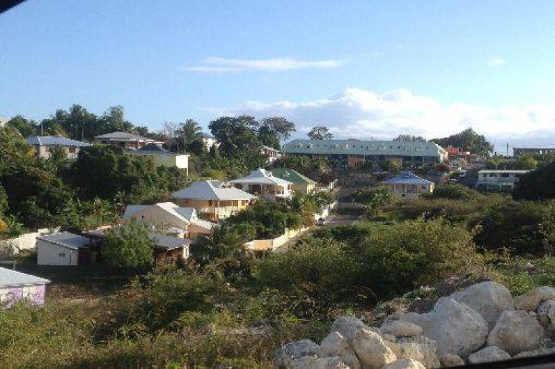 Location de vacances - Appartement à Le Gosier - La maison se situe dans un lotissement calme, faisant face à la nature.