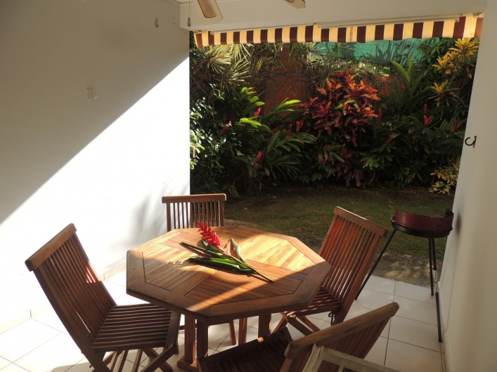 Location de vacances - Appartement à Le Gosier - La terrasse en rez-de-jardin avec son BBQ