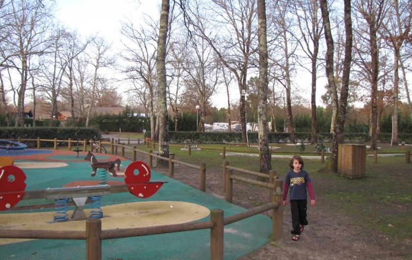 Location de vacances - Chalet à La Teste-de-Buch - aires de jeu, boulodrome, tennis, minigolf