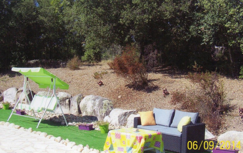Location de vacances - Villa à Porto-Vecchio - salon de jardin devant la piscine