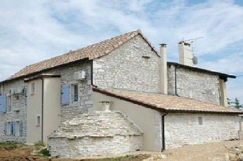 Location de vacances - Gîte à Caylus - gite la colonie dos de la maison avec son four à pain rénové en pierres.