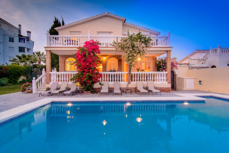 Location de vacances - Chalet à Marbella - Villa Las Chapas Playa avec piscine privée et chaises longues.