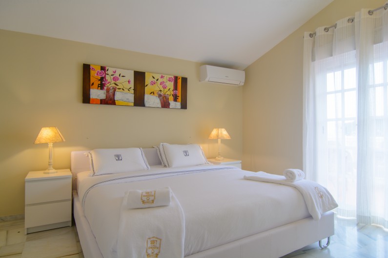 Location de vacances - Chalet à Marbella - Chambre à coucher principale avec lit double de 200cm, accès à la terrasse