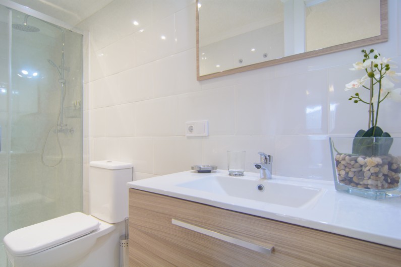 Location de vacances - Chalet à Marbella - En suite bathroom with walk in shower sink, toilet