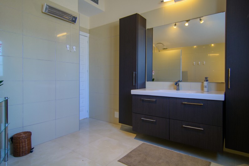 Location de vacances - Chalet à Marbella - Double lavabo, douche à l'italienne dans la salle de bain attenante.