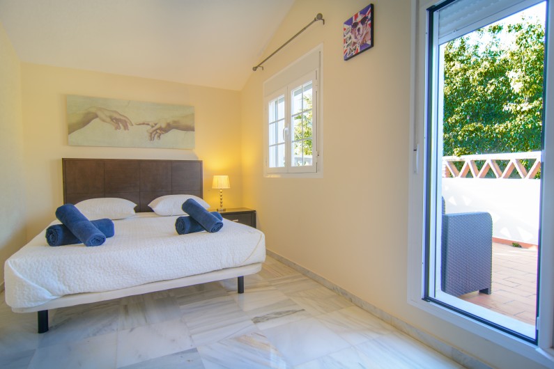 Location de vacances - Chalet à Marbella - Chambre d'invité avec lit double, sortie sur la terrasse