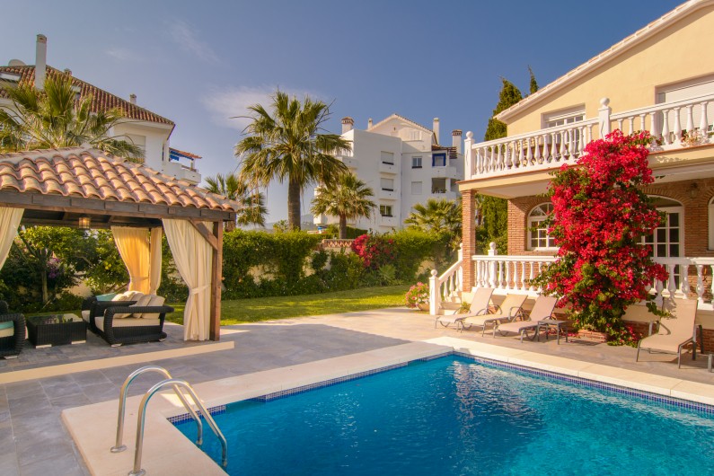 Location de vacances - Chalet à Marbella - Pergola au bord de la piscine avec coin salon à l'ombre
