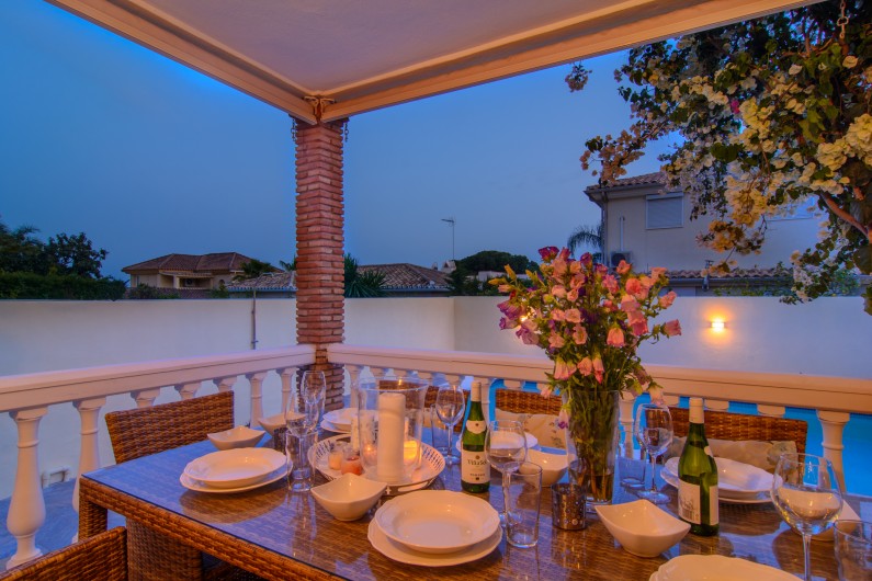 Location de vacances - Chalet à Marbella - Table à manger de six places sur la terrasse avec vue sur la piscine