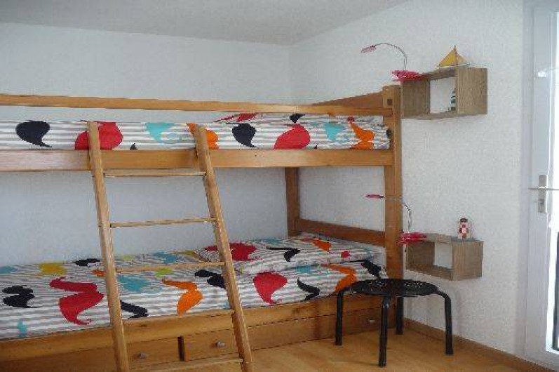 Location de vacances - Studio à Les Sables-d'Olonne - la chambre donnant sur le balcon n°2