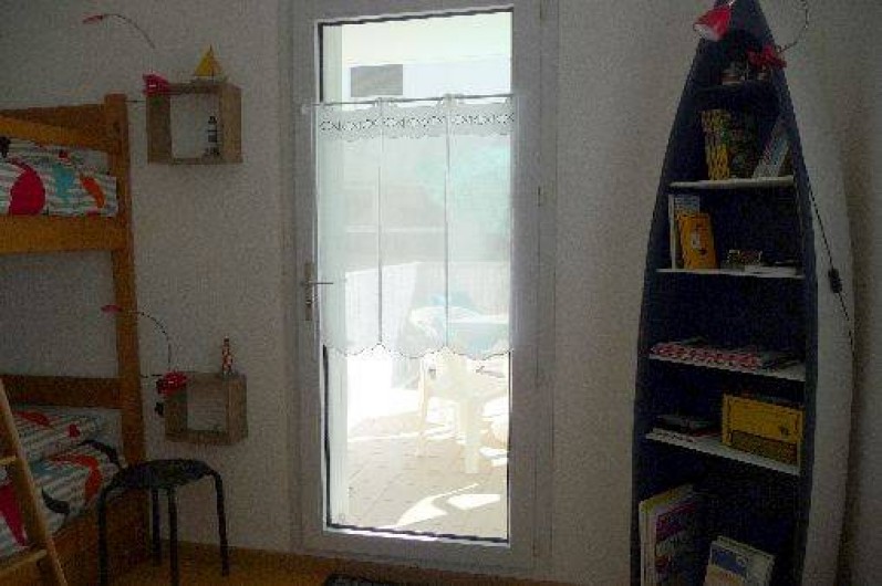 Location de vacances - Studio à Les Sables-d'Olonne - la vue de la chambre donnant sur le balcon n°2, depuis la pièce de vie