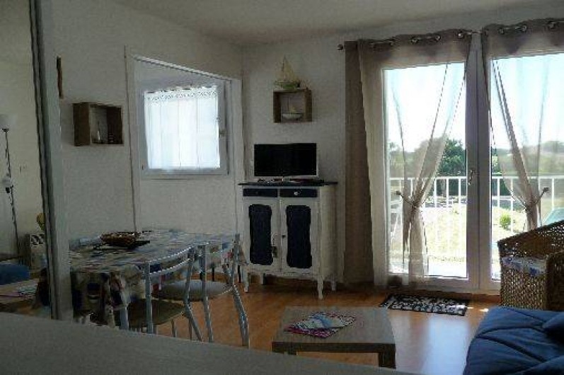 Location de vacances - Studio à Les Sables-d'Olonne - depuis la cuisine, la vue de la pièce de vie donnant sur le balcon n°1